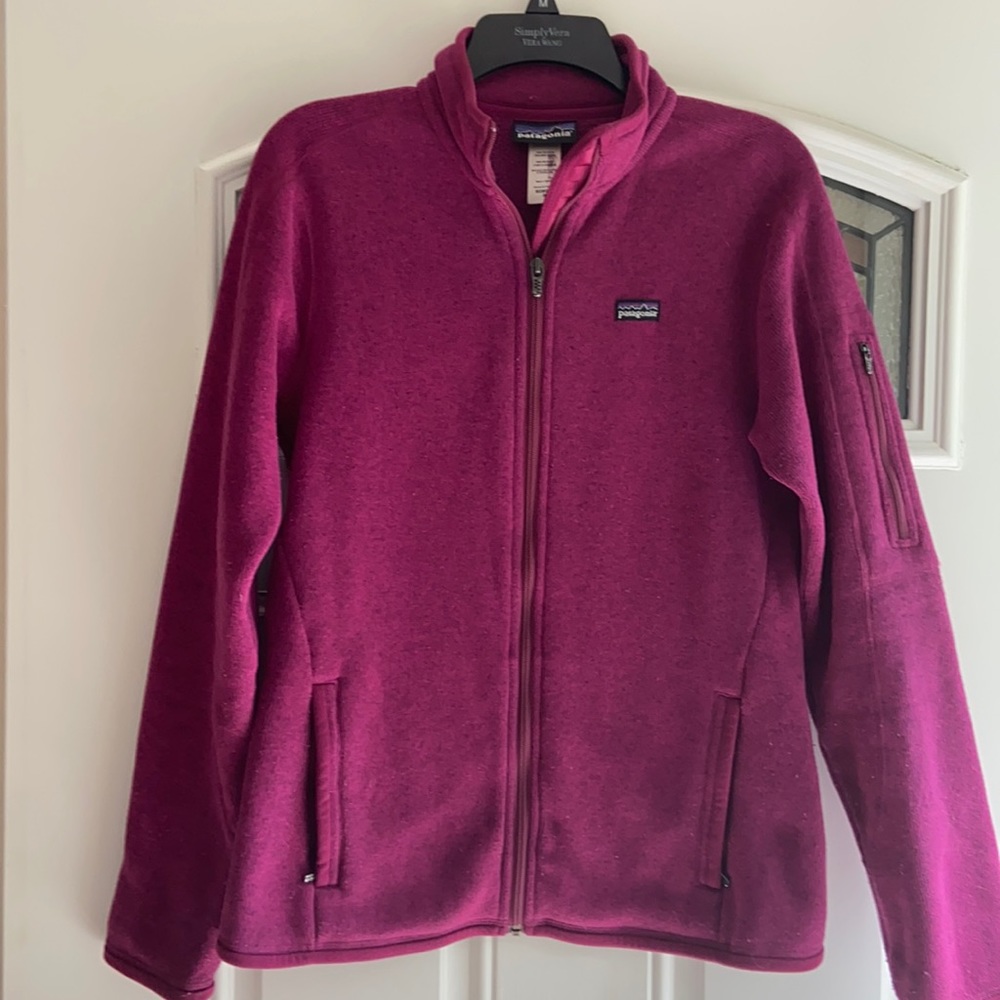 Women’s full zip front Patagonia jacket with zip pockets.Zippers in good shape